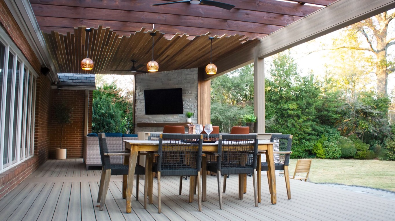 Covered deck with pergola and outdoor dining area